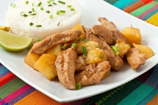 Курица с ананасами