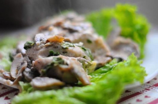 Куриные грудки с грибами и шпинатом