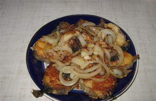 Минтай жареный с луком