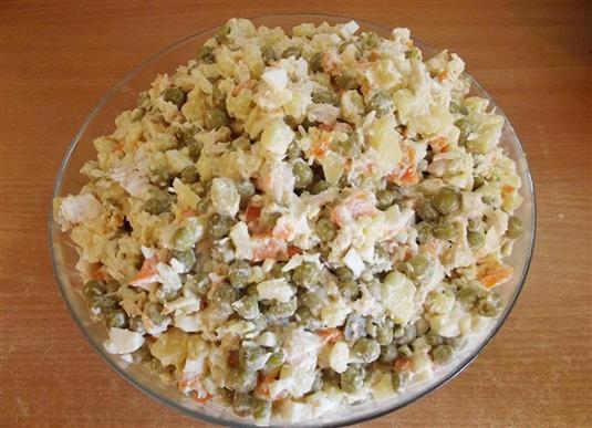 Оливье с курицей и луком