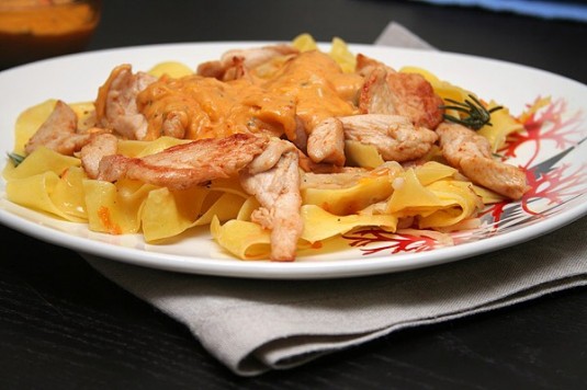 Паста с курицей и сливочным соусом