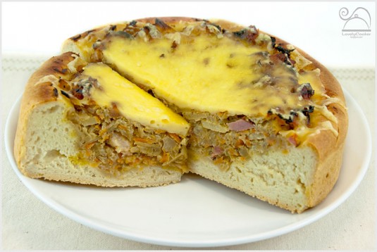 Пирог с тушеной капустой и ветчиной