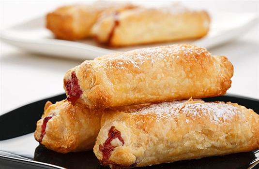 Пирожки с клубникой из слоеного теста
