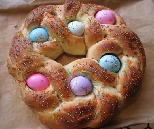 Пасхальные плетенки с яйцами