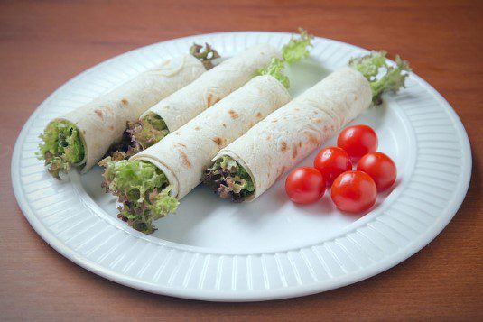 Закусочні рулетики з яловичиною