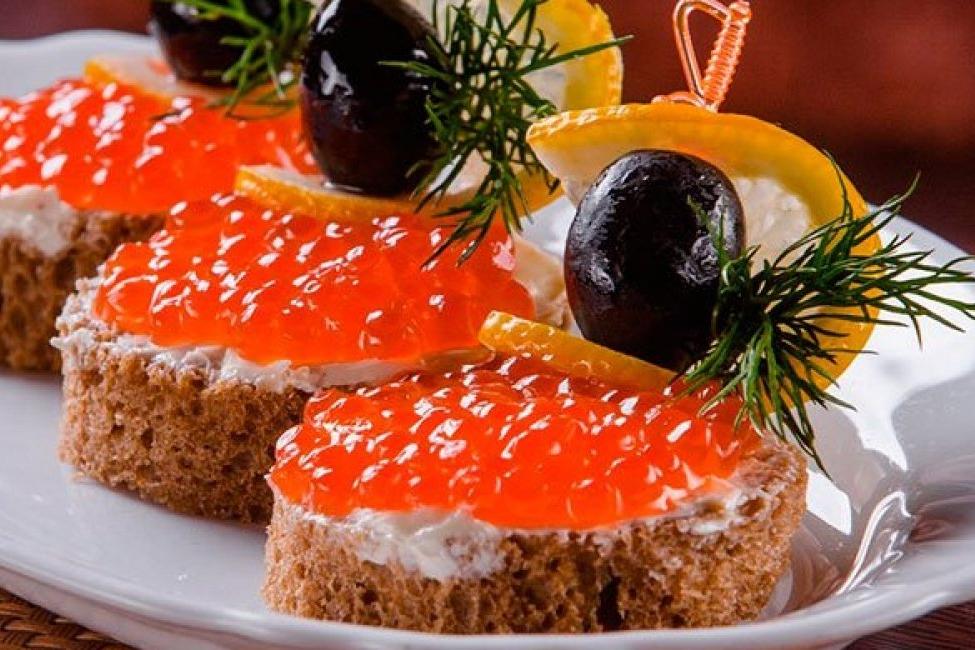 Бутерброды с красной икрой Бутерброды с красной икрой