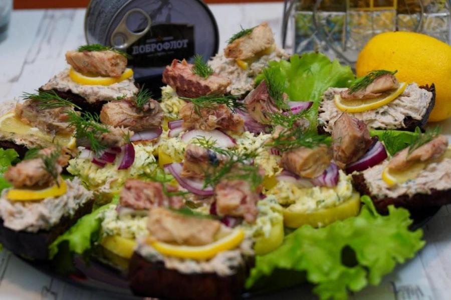 Закуска зі скумбрією