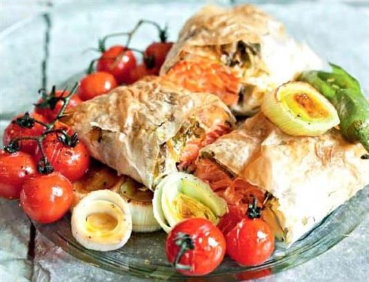 Хрустящие рулеты с семгой и овощами