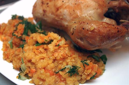 Курица, приготовленная в рукаве с гарниром из чечевицы Курица, приготовленная в рукаве с гарниром из чечевицы