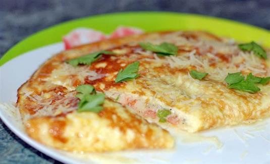Омлет с помидорами и сыром