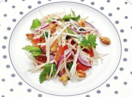 Салат с копченой курицей и сельдереем Салат с копченой курицей и сельдереем