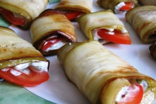 Баклажановые рулеты с помидорами